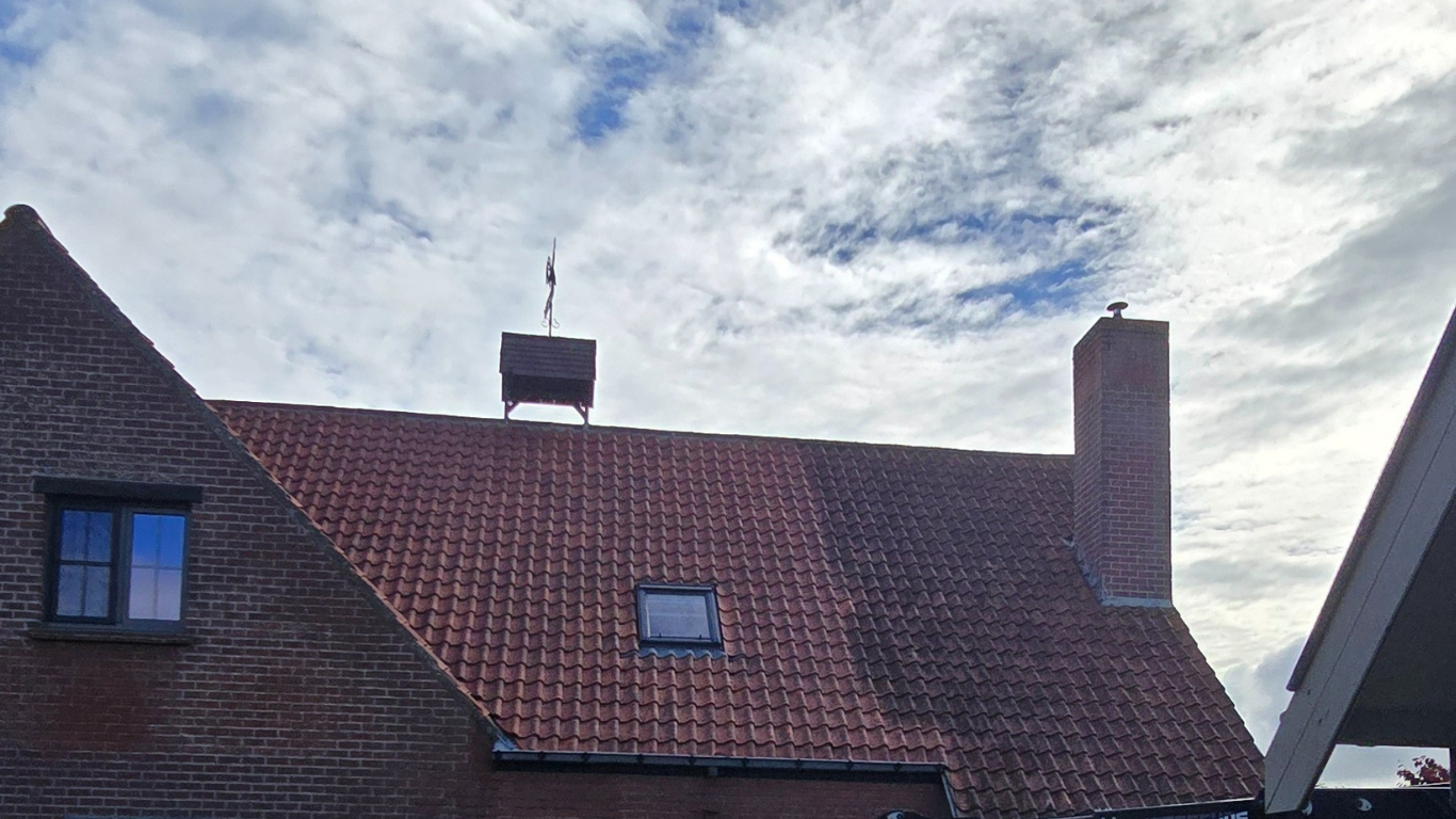 Dakreiniging en ontmossen in Middelkerke – veilige behandeling